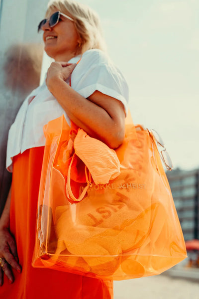 Ontdek de Oranje strandtas uit Knokke-Heist: Jouw Ultieme Strandgenoot 🧡